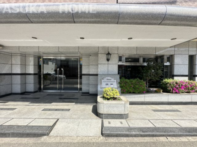 日神パレステージ横濱のエントランス|玄関はマンションの顔であり重厚感ある落ち着いた雰囲気でお迎え致します。