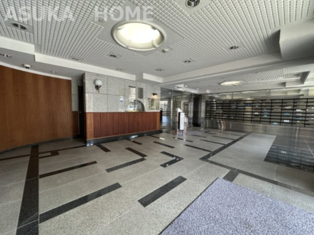 日神パレステージ横濱のロビー|管理人さんは日勤なのでいつも清潔で綺麗なロビーが保たれています。