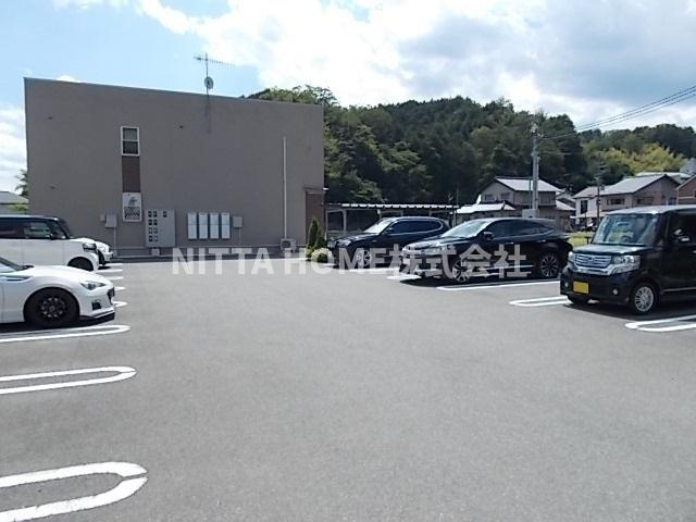 エスポワールＡの駐車場|敷地内に駐車場も完備！！