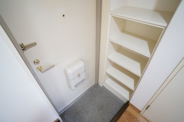 メゾンケイティーエスの玄関