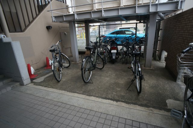 メゾンケイティーエスの駐車場