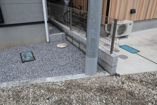 《仲介手数料無料》緑区大字三室1553-1新築一戸建てケイアイクラフトピットの外観|敷地内に電柱が1本入っています。
