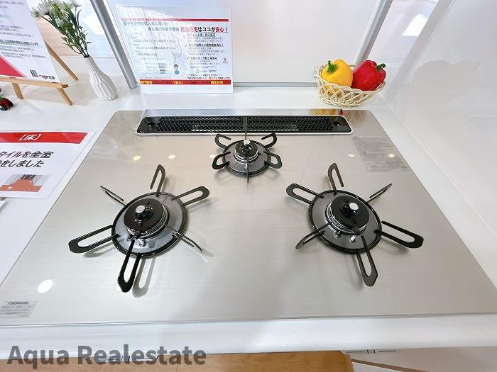 高松市牟礼町　リフォーム住宅のキッチン|便利な3口コンロです