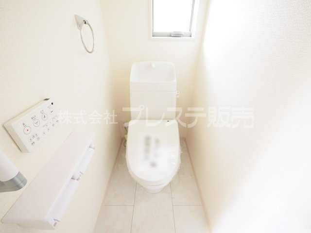 大和郡山市九条町の新築一戸建 全１１区画のトイレ|現地写真（５号地１階トイレ）温水洗浄便座を標準装備！