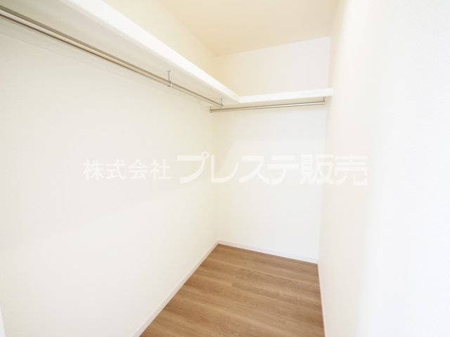 大和郡山市九条町の新築一戸建 全１１区画の収納|現地写真（５号地２階洋室・ウォークインクローゼット）主寝室に大容量のＷＩＣを配置♪