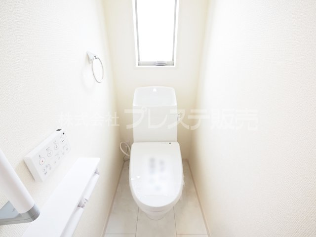 大和郡山市九条町の新築一戸建 全１１区画のトイレ|現地写真（５号地２階トイレ）温水洗浄便座を標準装備！