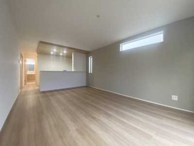 【居間・リビング】 | 恩納村安富祖（全2棟）ラスト1号棟新築平屋 | 1号棟　LDK17.5帖♪キッチンはオシャレな折下げ天井♪