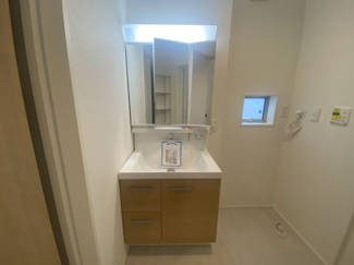 【独立洗面台】 | 恩納村安富祖（全2棟）ラスト1号棟新築平屋 | 1号棟　三面鏡付き洗髪洗面化粧台♪