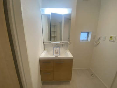 【独立洗面台】 | 恩納村安富祖（全2棟）ラスト1号棟新築平屋 | 1号棟　三面鏡付き洗髪洗面化粧台♪