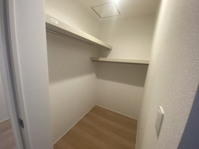 【収納】 | 恩納村安富祖（全2棟）ラスト1号棟新築平屋 | 1号棟　洋室8帖＋WIC付き♪(WIC×2部屋)