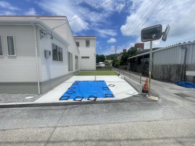 恩納村安富祖（全2棟）ラスト1号棟新築平屋の駐車場|1号棟　並列駐車2台＋お庭付き♪
