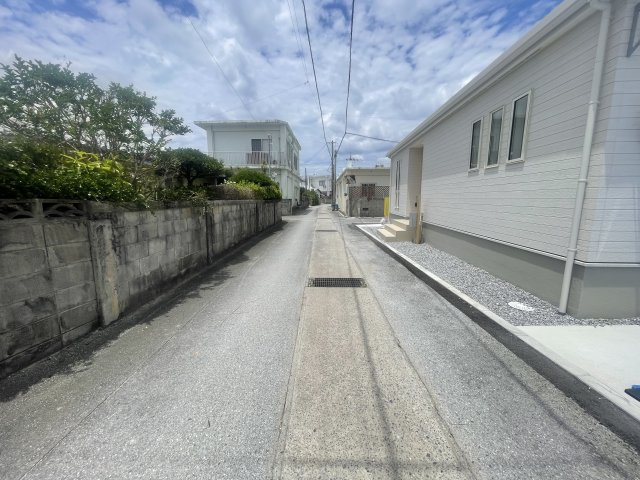 恩納村安富祖（全2棟）ラスト1号棟新築平屋の前面道路含む現地写真|※三方道路♪西側公道4.2m♪