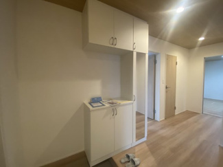 【玄関】 | 恩納村安富祖（全2棟）ラスト1号棟新築平屋 | 1号棟　十分な収納付き玄関♪