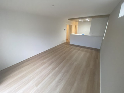 【居間・リビング】 | 恩納村安富祖（全2棟）ラスト1号棟新築平屋 | 1号棟　LDK17.5帖♪キッチンはオシャレな折下げ天井♪