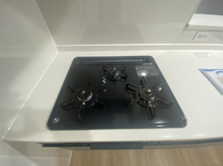 【キッチン】 | 恩納村安富祖（全2棟）ラスト1号棟新築平屋 | 1号棟　三口コンロ♪