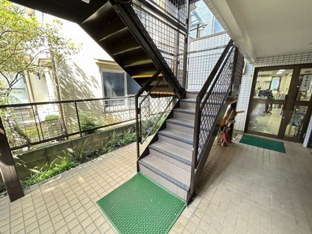 カーサ栄のエントランス