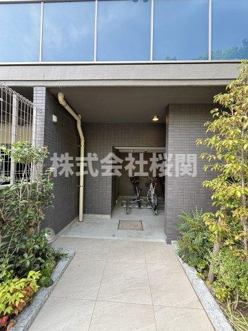 横浜市中区弥生町１丁目の賃貸マンションのエントランス