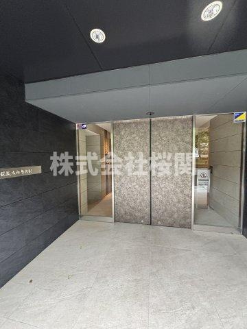 横浜市中区弥生町１丁目の賃貸マンションのエントランス