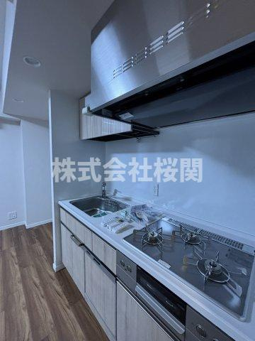 横浜市中区弥生町１丁目の賃貸マンションのキッチン|※他号室参考写真（同仕様のカウンターキッチンとなります）