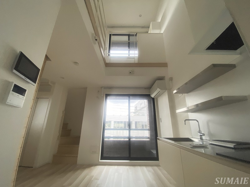 レピュア十条レジデンスの居間・リビング|天井の高い居間です