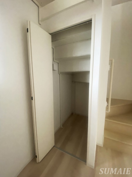 レピュア十条レジデンスの収納|階段下収納です