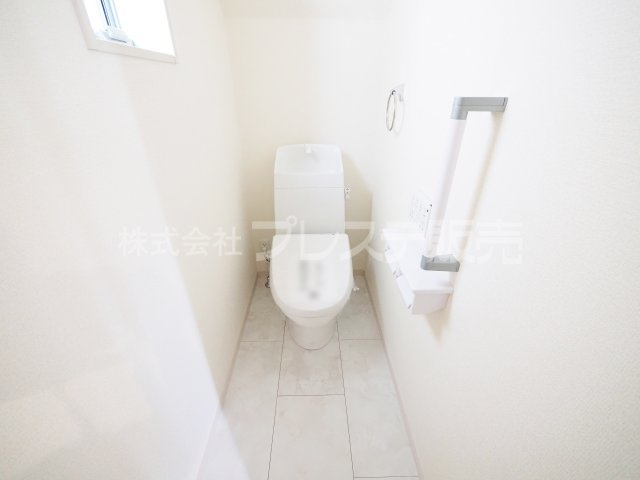 大和郡山市九条町の新築一戸建 全１１区画のトイレ|現地写真（６号地１階トイレ）温水洗浄便座を標準装備！