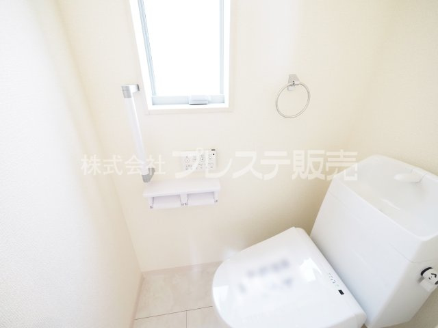大和郡山市九条町の新築一戸建 全１１区画のトイレ|現地写真（６号地２階トイレ）温水洗浄便座を標準装備！