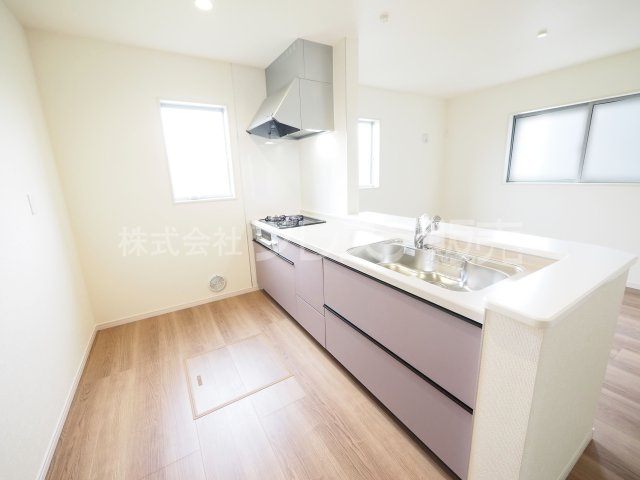 大和郡山市九条町の新築一戸建 全１１区画のキッチン|現地写真（６号地キッチン）人気の対面キッチン♪