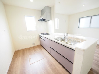 【キッチン】 | 大和郡山市九条町の新築一戸建 全１１区画 | 現地写真（６号地キッチン）人気の対面キッチン♪