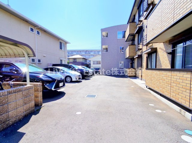 ブリエコリーヌCの駐車場