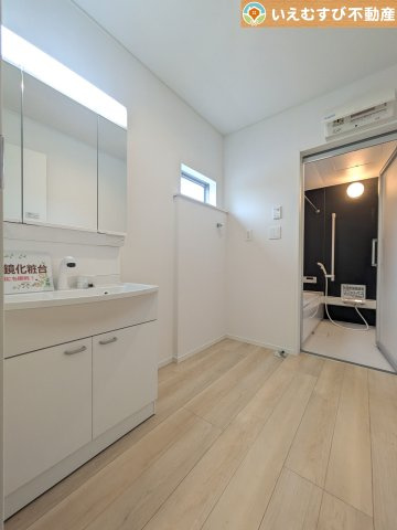 Cradle garden　大泉町寄木戸第17の独立洗面台|3面ミラーの後ろは収納スペースを完備
生活感のあるものは隠して、スッキリシンプルな洗面台に！清潔感のある空間♪