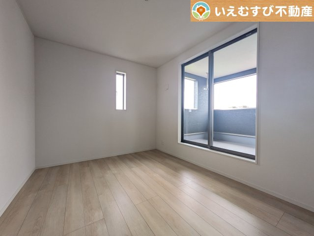 Cradle garden　大泉町寄木戸第17の洋室|シンプルで明るいお部屋
2面採光で日当り良好！シンプルなお部屋なので自分で家具を選ぶのが楽しみですね！