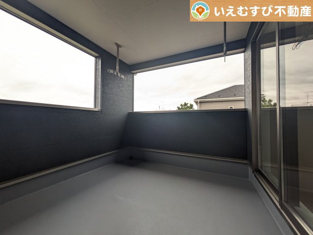 Cradle garden　大泉町寄木戸第17のバルコニー|ゆとりの広さのインナーバルコニー
急な雨でもインナーバルコニーなら安心！天気を気にせず干して外出できます♪
