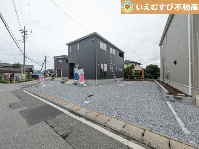 Cradle garden　大泉町寄木戸第17の駐車場|3台駐車可能なゆとりのカースペース
複数台車をお持ちでも、お友達が遊びに来てもゆとりの駐車スペース！