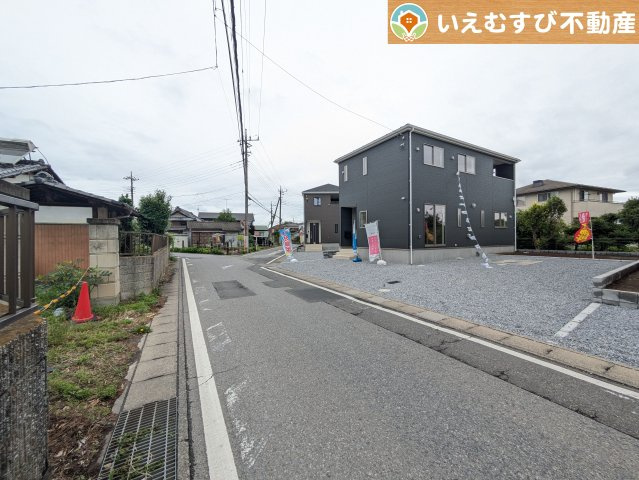 Cradle garden　大泉町寄木戸第17の前面道路含む現地写真|充分な広さの前面道路
間口が広くお車の出し入れも問題なく行えるスペースが確保されています♪