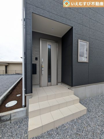 Cradle garden　大泉町寄木戸第17のエントランス|落ち着いた色づかいのエントランス
駐車場からアクセスの良いエントランス。雨の日や荷物が多くても安心の動線♪