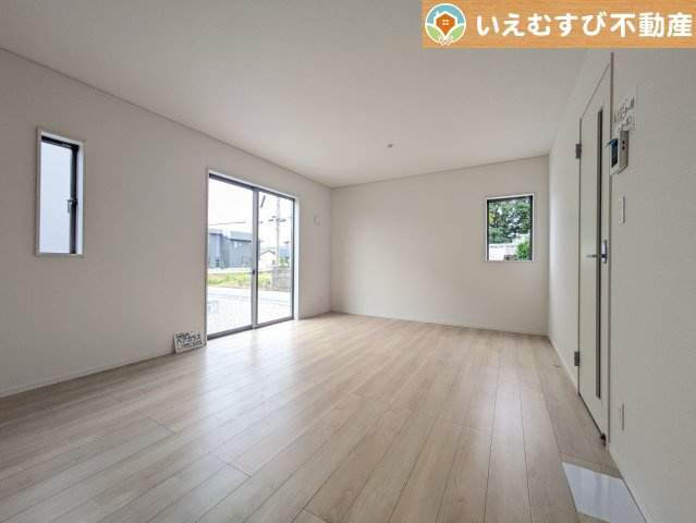 Cradle garden　大泉町寄木戸第17の居間・リビング|開放感と採光にこだわったＬＤＫ
南面が広いリビングなので日当りがよく開放的で家族みんなでくつろげる空間♪