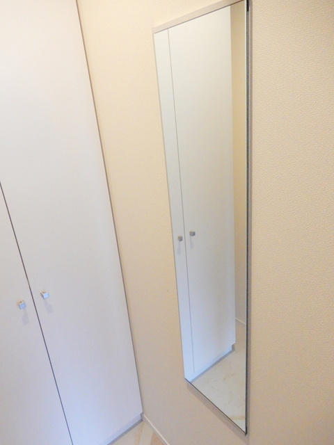 ＧｒａｎｄＣｈａｒｉｏｔ（グランシャリオ）の設備|姿見（玄関）