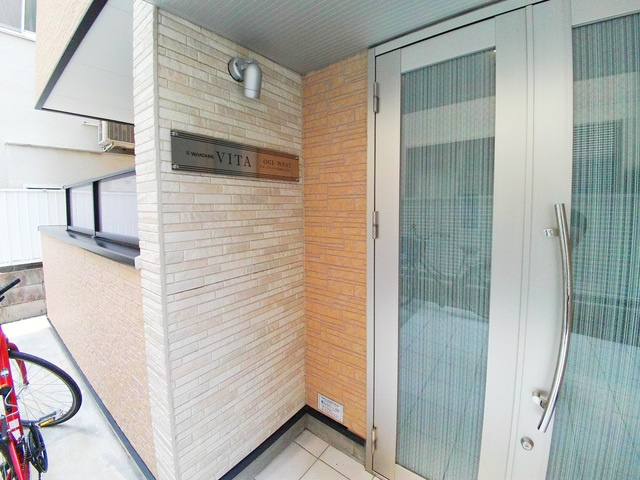 ワコーレヴィータ青木ウエストのエントランス