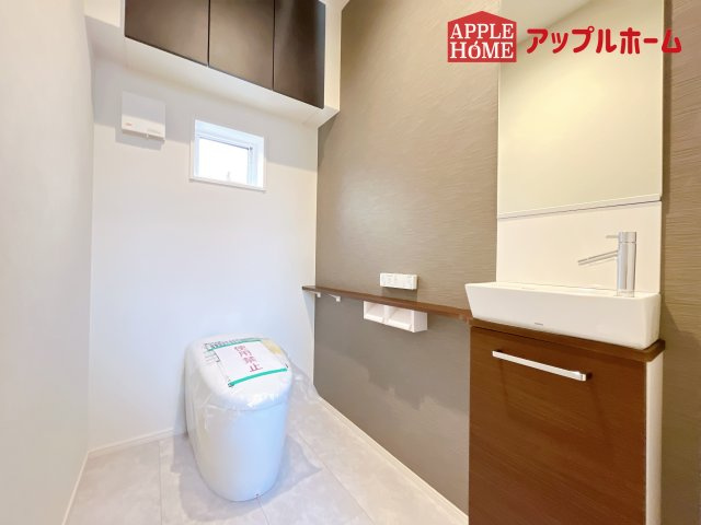 [新築住宅] さいたま市北区盆栽町 全2邸のトイレ|白を基調とした清潔感のある明るい空間。温水洗浄便座付きで、毎日快適・清潔に使用できます。操作しやすい壁面リモコンを採用しています。