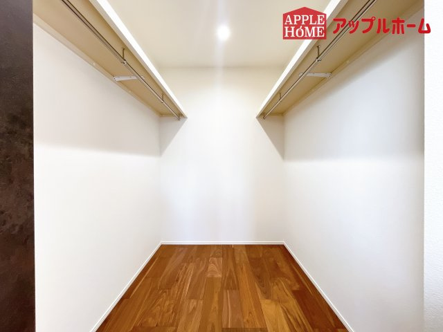 [新築住宅] さいたま市北区盆栽町 全2邸の収納|お洋服を大切にされる方に大変喜ばれる、ウォークインクローゼット。お洋服以外にも掃除機やスーツケースなどを一箇所に集約できるのは魅力ですね！扉が一箇所ですので、お部屋の見た目にもスッキリ！
