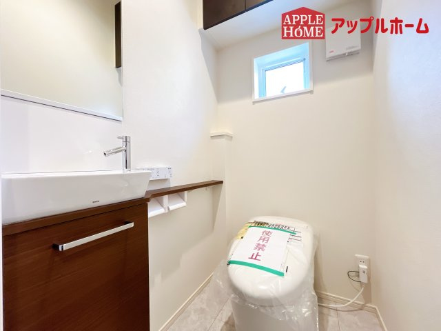 [新築住宅] さいたま市北区盆栽町 全2邸のトイレ|白を基調とした清潔感のある明るい空間。温水洗浄便座付きで、毎日快適・清潔に使用できます。操作しやすい壁面リモコンを採用しています。