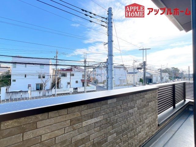 [新築住宅] さいたま市北区盆栽町 全2邸のバルコニー|家族分の洗濯物もしっかり干せます。日当たりも良く、毎日のお洗濯が楽しくなりそう♪お布団は手軽に干せていつもポカポカに☆