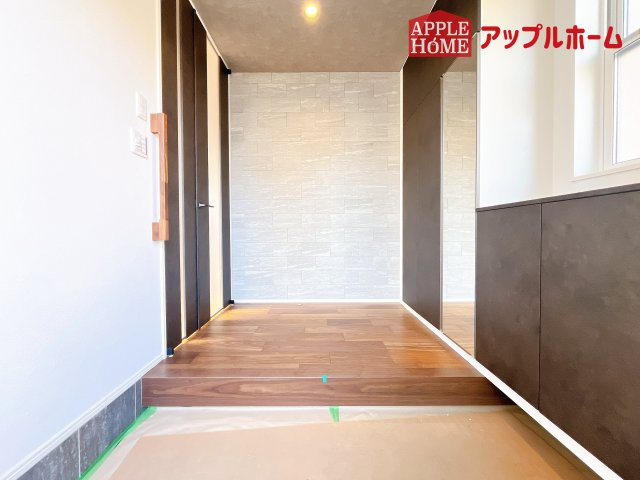 [新築住宅] さいたま市北区盆栽町 全2邸の玄関|住まう人も来客も入った時にワクワクさせてくれるオシャレな玄関♪収納もたっぷりあるので、靴がたくさんあっても安心！