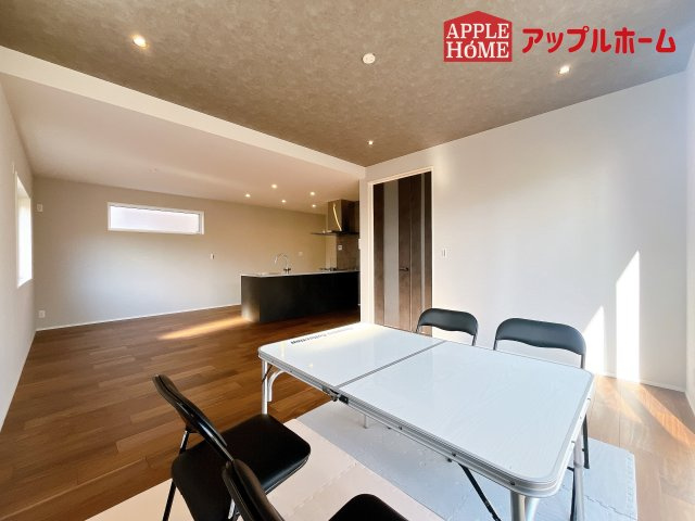 [新築住宅] さいたま市北区盆栽町 全2邸の居間・リビング|広々リビング×対面キッチンで家族の会話も弾みます♪家族団らんの秘訣は間取りにあり☆夢のマイホームを一緒に叶えましょう！