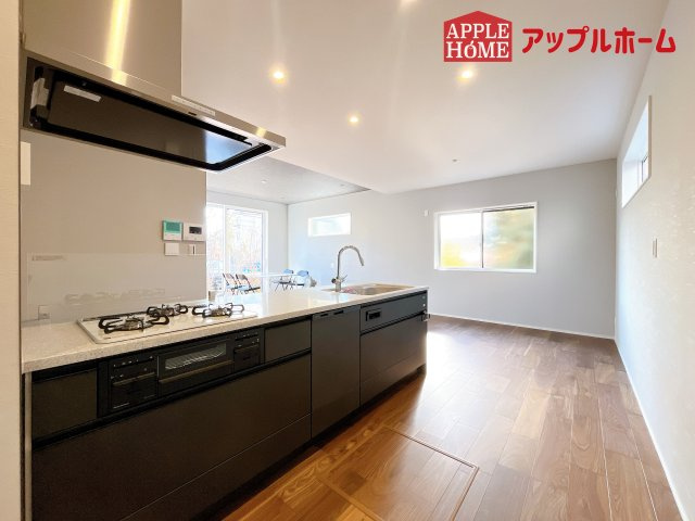 [新築住宅] さいたま市北区盆栽町 全2邸のキッチン|対面式キッチンは、家族のコミュニケーションを育み、子育て家族にも好適なプラン！リビングで寛ぐご家族をいつも感じられます♪会話を楽しみながら家事ができ、小さいお子様がいても安心です！