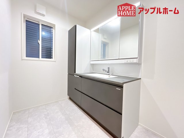 [新築住宅] さいたま市北区盆栽町 全2邸の独立洗面台|ゆとりの洗面スペースで朝の身支度も快適スムーズに。３面鏡で髪のセットやお化粧もストレスなくこなせ、朝から気分良く通勤通学に向かえそうですね！鏡の裏にはたっぷりと収納スペースを標準装備