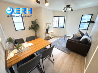 【居間・リビング】 | 灘区大石北町　新築戸建 | 対面キッチンでお料理しながらでも家族の会話がはずみます。