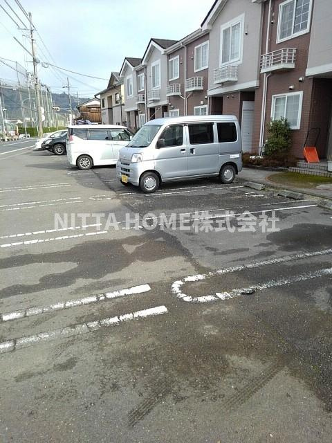 アーバン縄手Ｂの駐車場|敷地内に駐車場スペース確保しています！