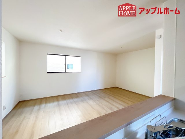 [新築住宅] さいたま市北区盆栽町 全3棟の居間・リビング|広々リビング×対面キッチンで家族の会話も弾みます♪家族団らんの秘訣は間取りにあり☆夢のマイホームを一緒に叶えましょう！